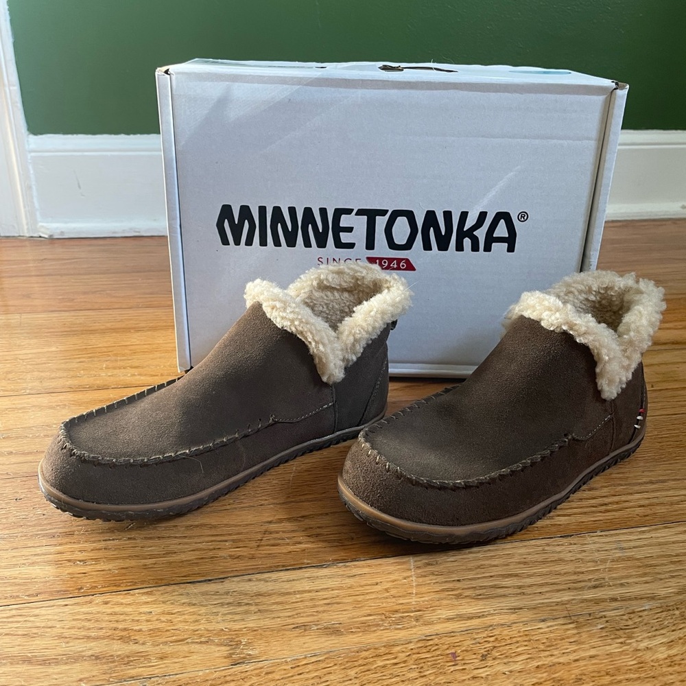NEW IN BOX Minnetonka Cream Faux Fur Lined Slippers